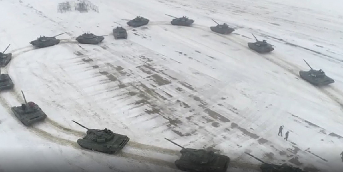 Танки выстроились в форме сердца, или как российский военный сделал предложение девушке