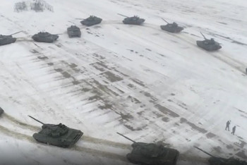 Фотография к новости: Танки выстроились в форме сердца, или как российский военный сделал предложение девушке