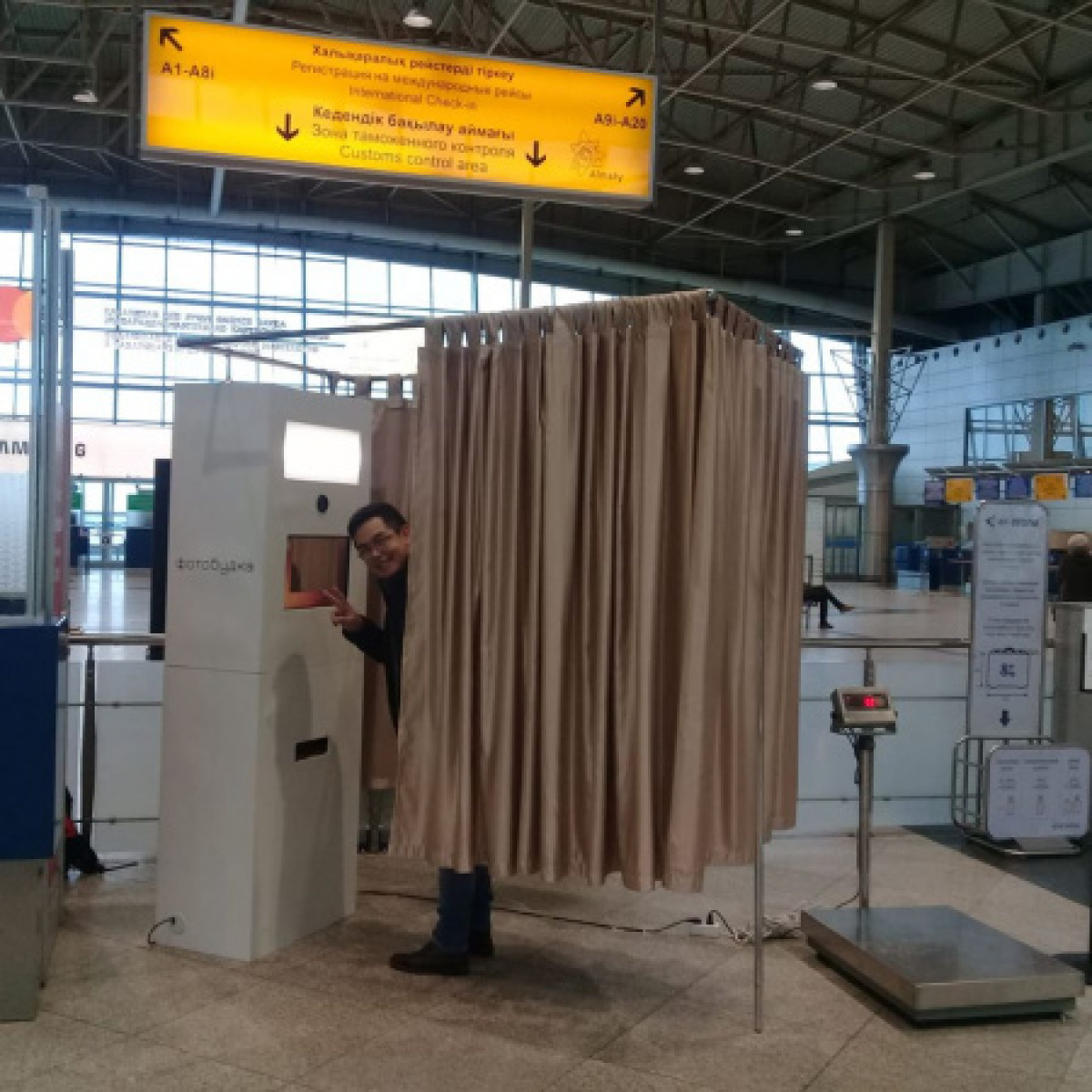 Кабинки для бесплатных фото в честь Дня влюбленных появились в аэропорту Алматы