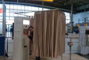 Фотография к новости: Кабинки для бесплатных фото в честь Дня влюбленных появились в аэропорту Алматы