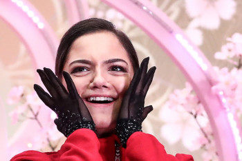 Фотография к новости: Фигуристка Евгения Медведева пришла на пресс-конференцию в мультяшном образе