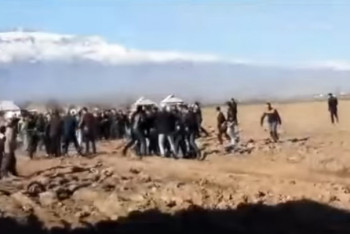 Фотография к новости: Жители с топорами накинулись на чиновников в Узбекистане