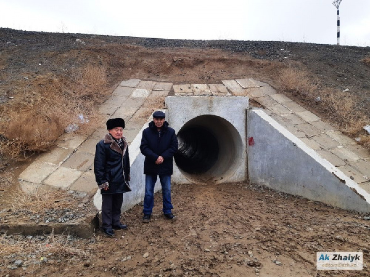 Жители села в Атырауской области ежедневно проходят через туннель для связи с миром