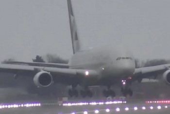 Фотография к новости: Пассажирский самолет совершил экстремальную посадку боком