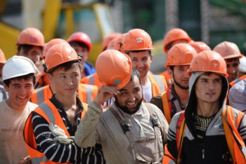 Фотография к новости: В Мажилисе обсудили меры по защите прав мигрантов из Узбекистана