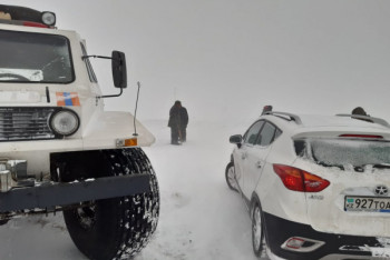 Граждан Монголии спасли на занесенной трассе в Карагандинской области