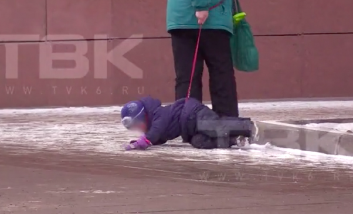 Женщина привязала плачущего ребенка к поводку и потащила по асфальту