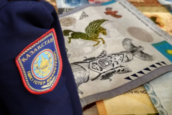 На 13 миллионов тенге оштрафован полицейский за взятку для прекращение дела по изнасилованию