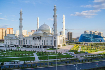 Фотография к новости: Токаев посетил мечеть Хазрет Султан