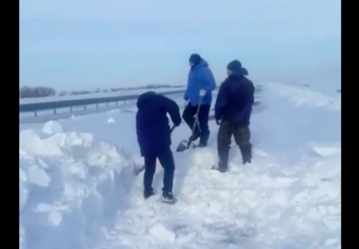 "КазАвтоЖол" прокомментировал видео жителей, самостоятельно расчищающих трассу от снега