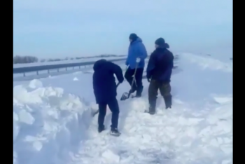 Фотография к новости: "КазАвтоЖол" прокомментировал видео жителей, самостоятельно расчищающих трассу от снега