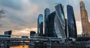 Часть стеклянной стены обрушилась с башни комплекса &quot;Москва-Сити&quot;