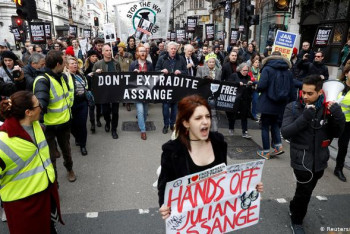 Фотография к новости: Cотни людей вышли в поддержку Джулиана Ассанжа в Лондоне