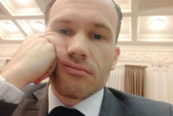 Фотография к новости: В Сети подняли на смех украинского министра за его фото из рабочего кабинета