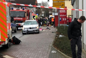Фотография к новости: Автомобиль въехал в толпу зрителей на карнавале в Германии