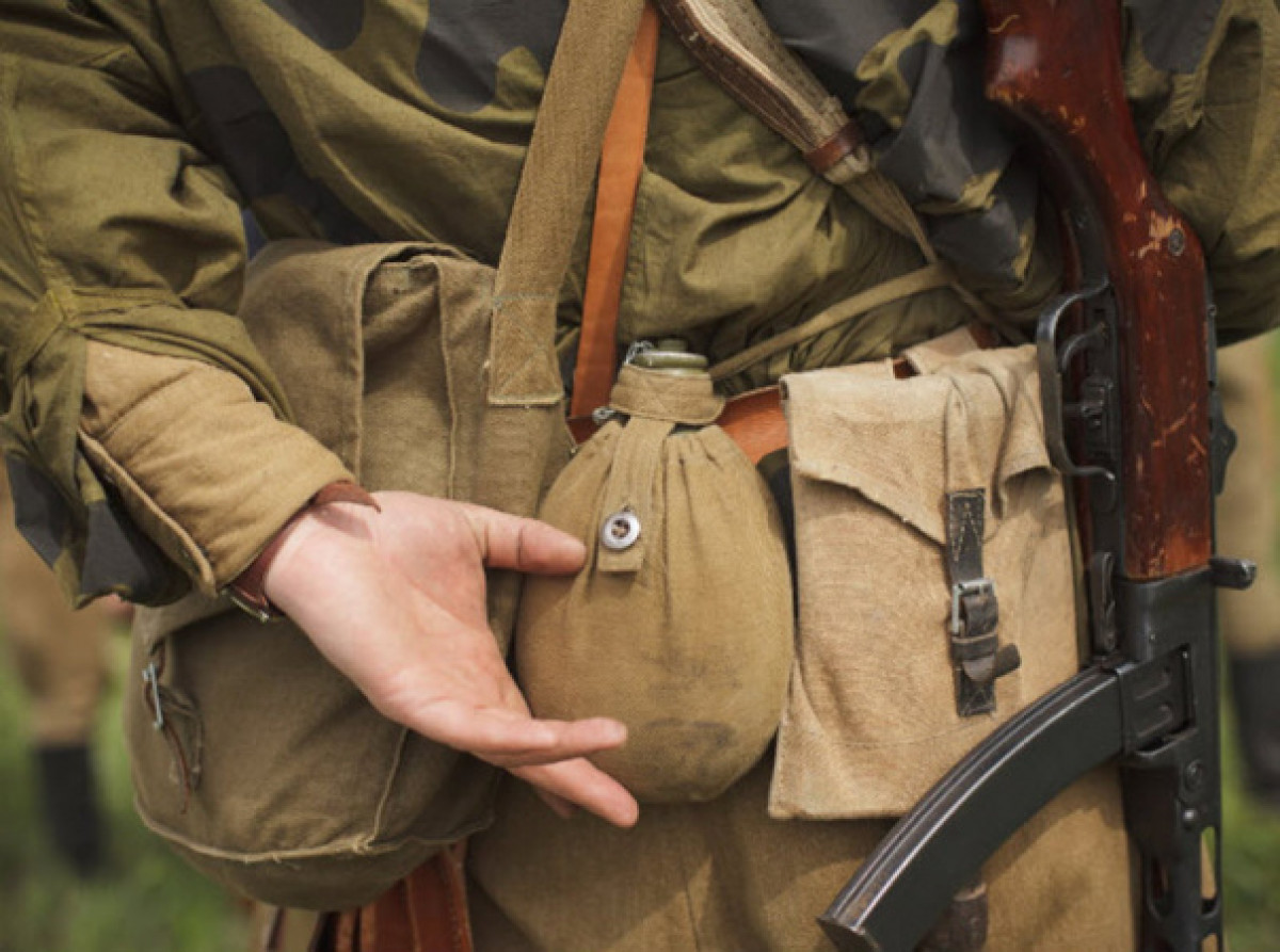 Сбежавший солдат и его друзья пытались продать 29 автоматов