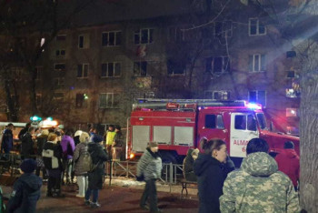 Фотография к новости: Пожарными Алматы спасен ребенок из горящей квартиры