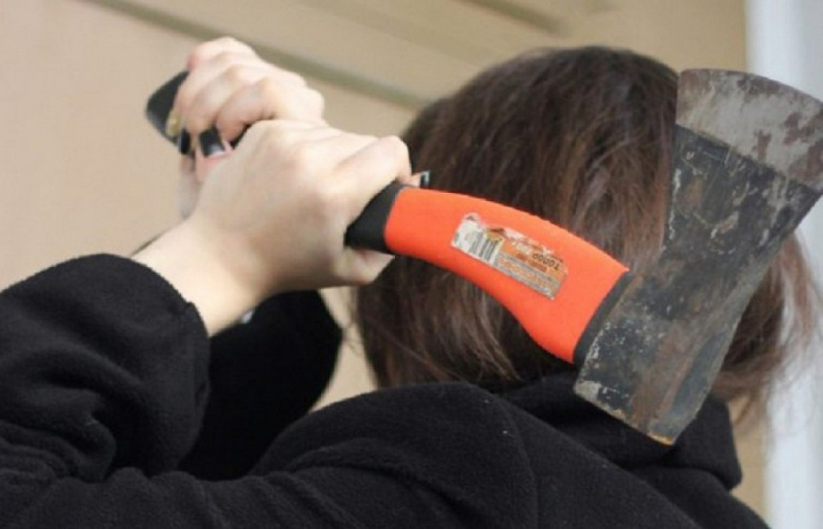 Женщина кинула топор в участкового в Костанайской области