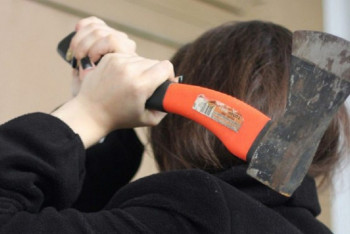 Фотография к новости: Женщина кинула топор в участкового в Костанайской области