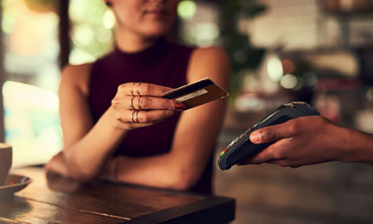 Официант с другом-программистом снимали деньги с банковских карт клиентов в Нур-Султане