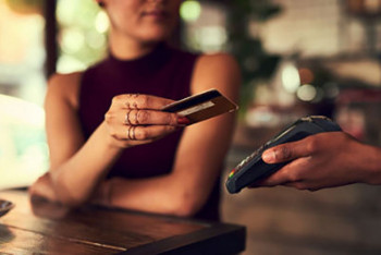 Фотография к новости: Официант с другом-программистом снимали деньги с банковских карт клиентов в Нур-Султане