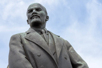 Фотография к новости: Памятник Ленину продали на аукционе за 15 тысяч долларов США