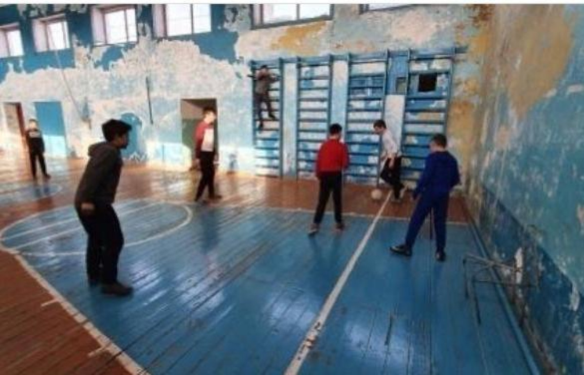 На отсутствие ремонта и антисанитарию в школьном спортзале пожаловались в Акмолинской области