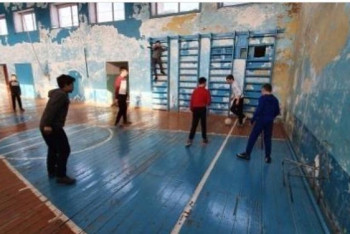 Фотография к новости: На отсутствие ремонта и антисанитарию в школьном спортзале пожаловались в Акмолинской области