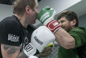 Фотография к новости: Емельяненко заявил, что Кадыров жестко побил его