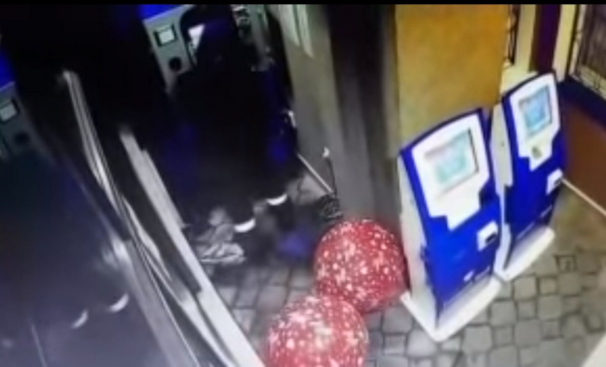 Хулиган, взорвавший банкомат с помощью воздушных шаров, задержан в Аксу