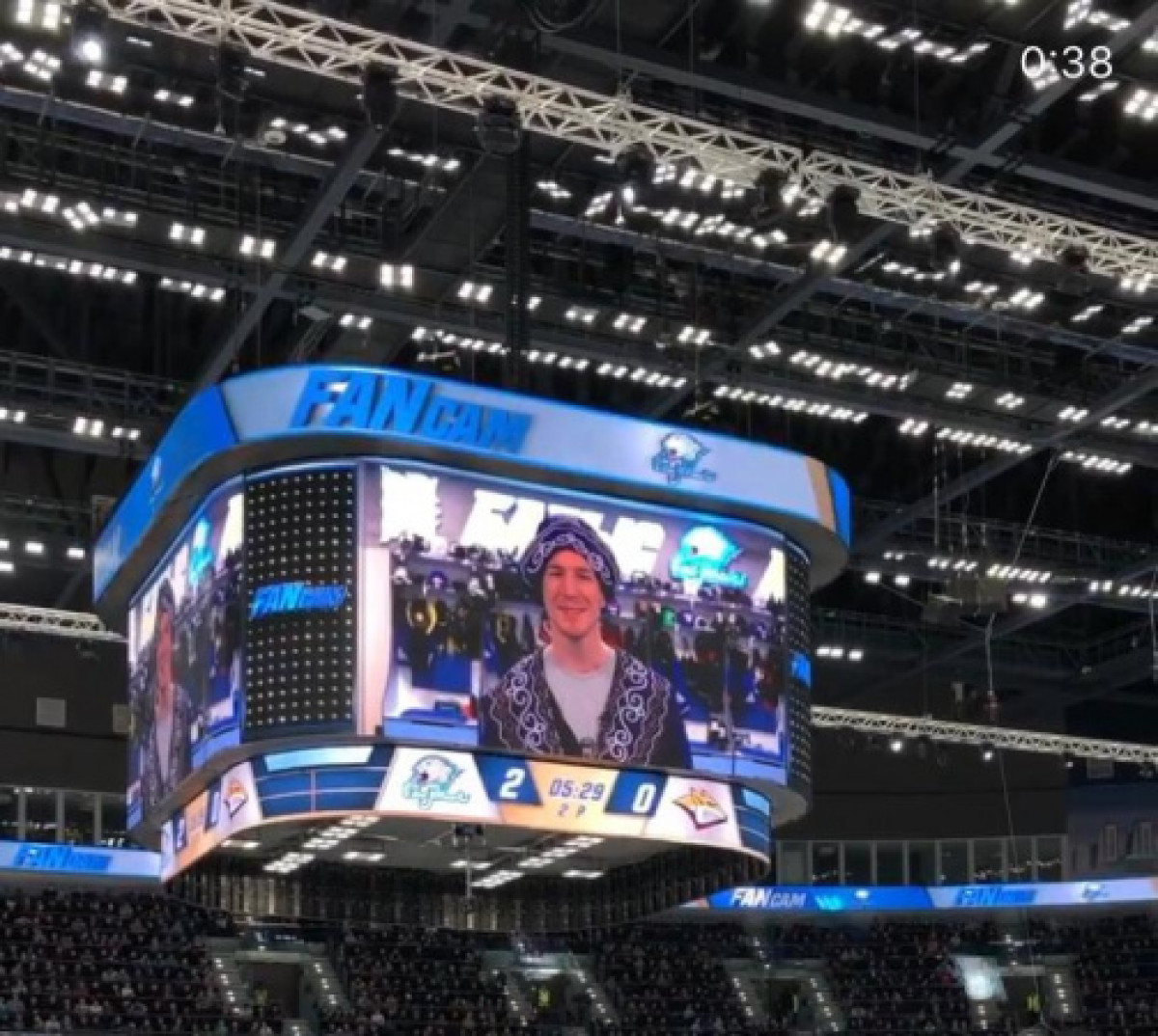 Капитан "Барыса" исполнил песню Абая во время матча