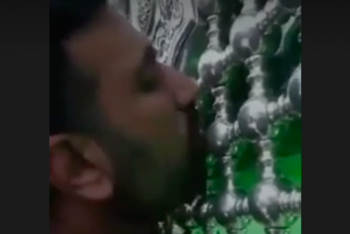 Фотография к новости: Иранцы целуют и лижут святыни вопреки угрозе заражения коронавирусом