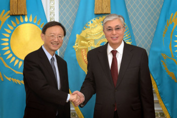 Фотография к новости: Член политбюро компартии Китая рассказал Токаеву о борьбе с коронавирусом