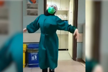 Фотография к новости: Иранские медики начали танцевальный флешоб в поддержку больных коронавирусом