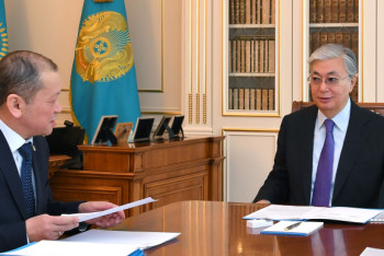 Фотография к новости: Президент обсудил с министром труда работу госслужащих после праздников