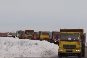 Фотография к новости: "Наши школа, детский сад останутся в воде" –  жители села близ Нур-Султана преградили путь самосвалам со снегом