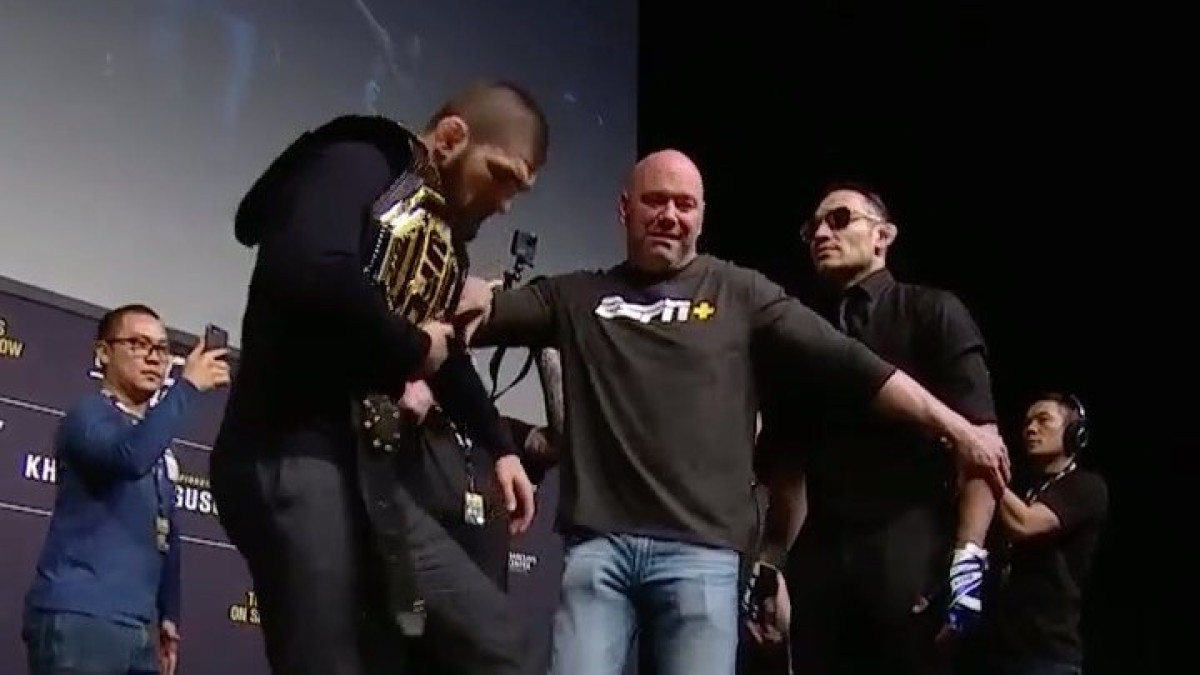 Хабиб пнул чемпионский пояс Фергюсона