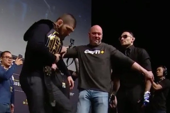 Фотография к новости: Хабиб пнул чемпионский пояс Фергюсона