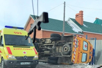 Фотография к новости: Водителю "скорой" стало плохо за рулем в Петропавловске: авто выехало на "встречку" и перевернулось