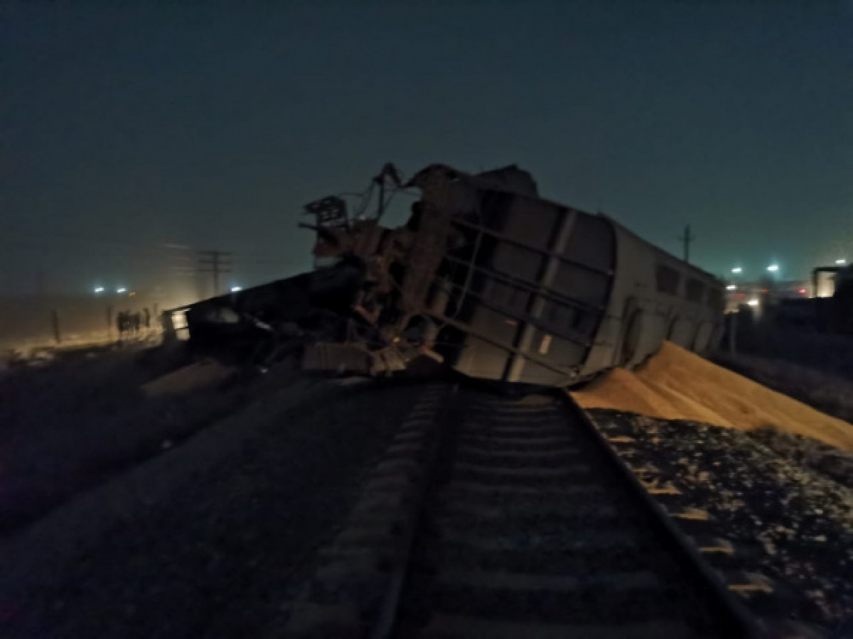 Грузовой поезд сошел с рельсов в ЗКО