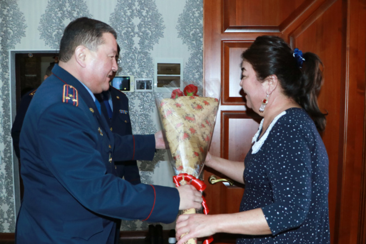 Маму героя-полицейского поздравили в канун 8 Марта в Шымкенте