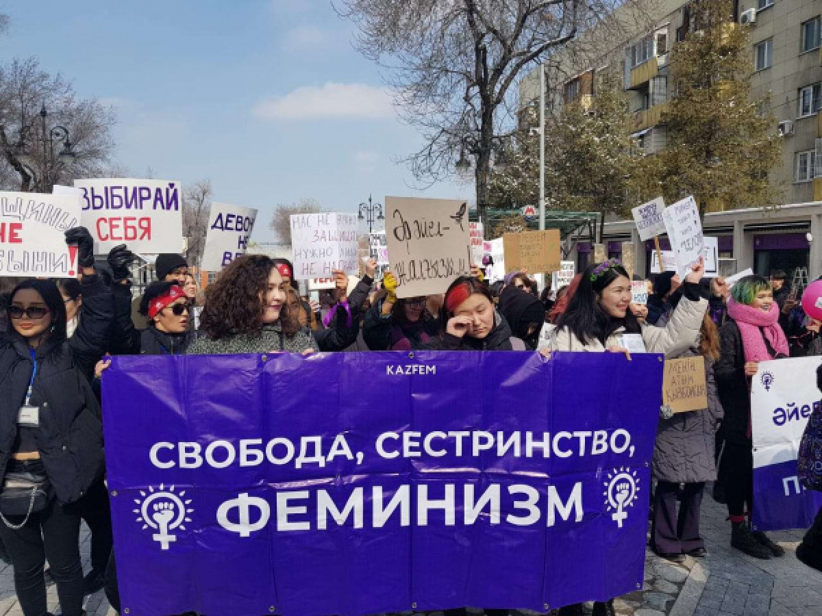 Несанкционированный марш феминисток прошел в Алматы