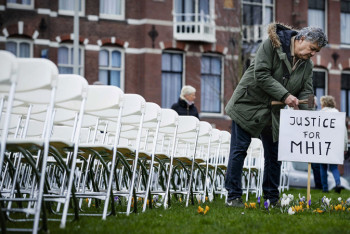 Фотография к новости: Семьи жертв гибели MH17 выставили 298 стульев у посольства России в Гааге