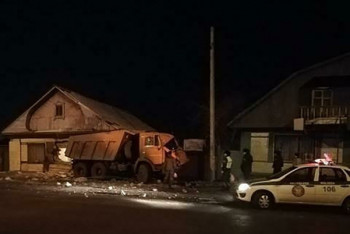 Фотография к новости: "КамАЗ" въехал в частный дом в Петропавловске