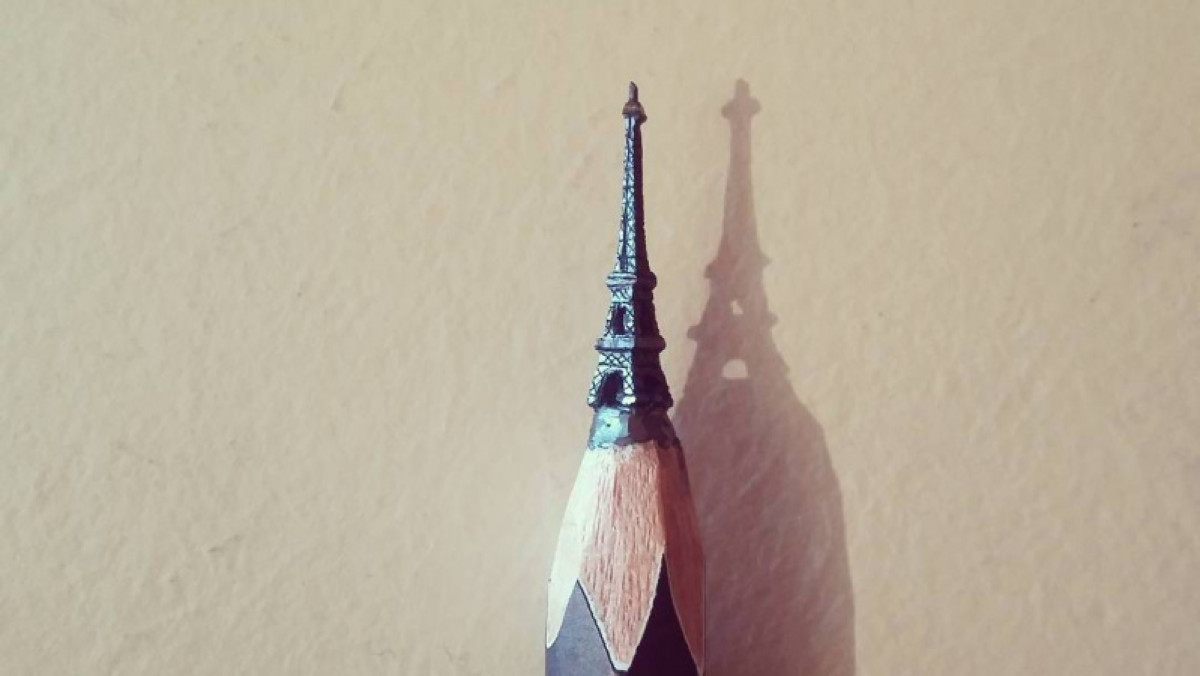 Эйфелева башня из грифеля карандаша. Казахстанец создает удивительные микроскульптуры