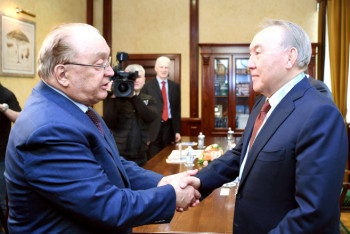 Фотография к новости: Елбасы посетил МГУ