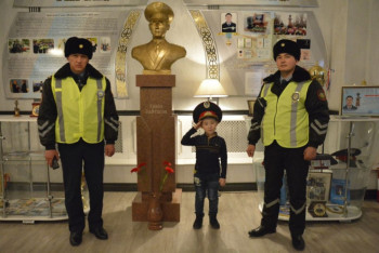 Фотография к новости: Таразские полицейские устроили встречу пятилетнему мальчику, который их боялся