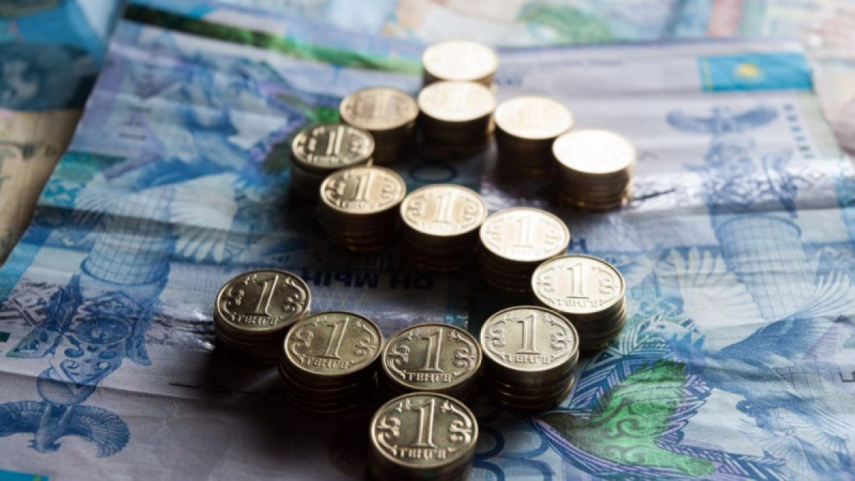 В обменниках Казахстана стоимость доллара подскочила до 450 тенге