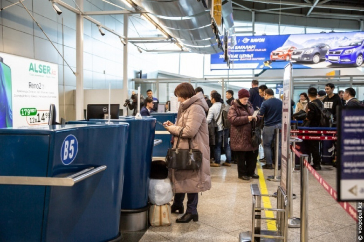 Дипломаты помогают 26 казахстанцам вернуться из Омска на родину