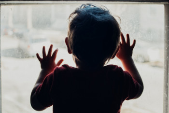 Фотография к новости: Ребенка бросили одного дома с запиской "отдать в детдом"